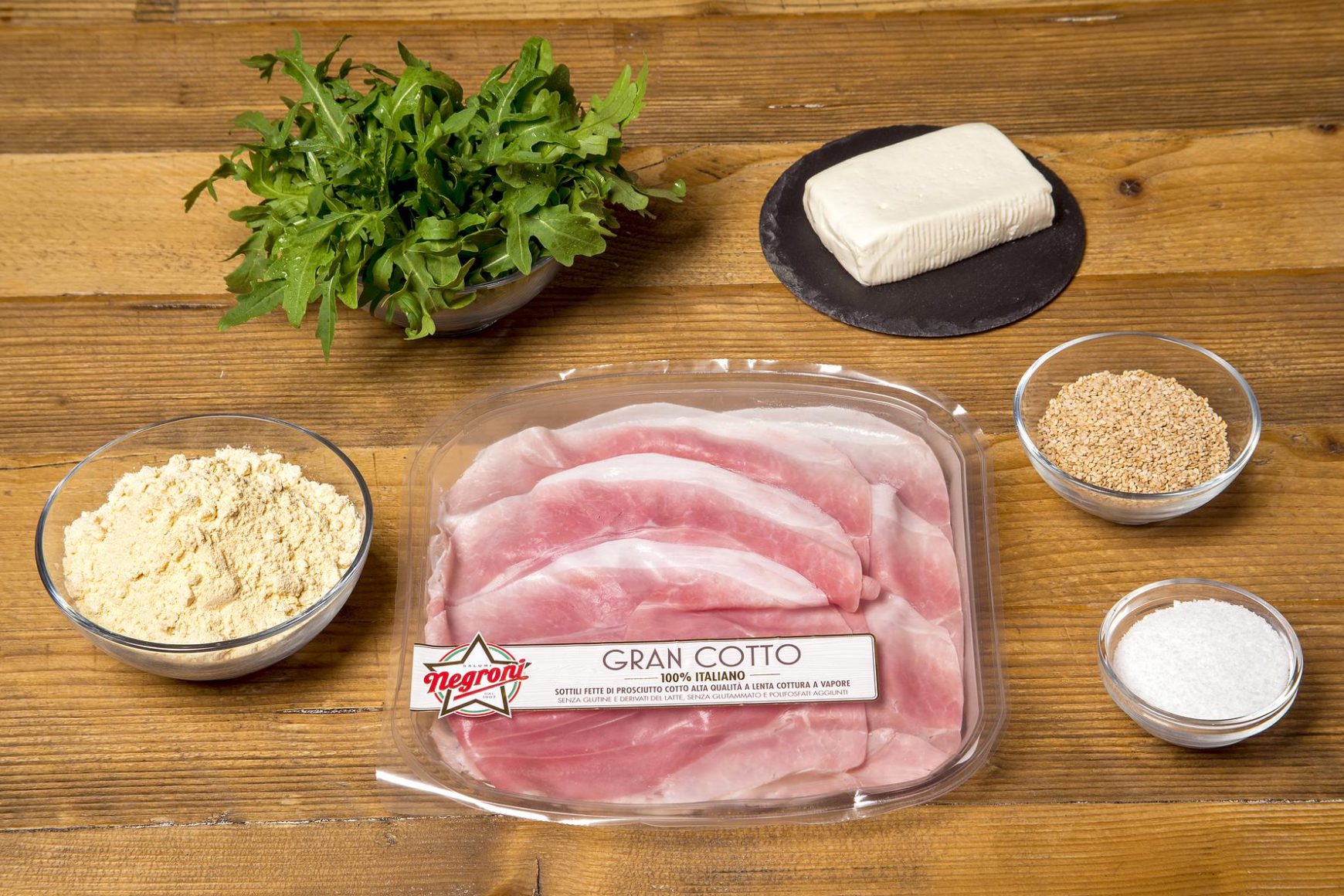 Rolls di piadina di ceci al sesamo con rucola stracchino e prosciutto