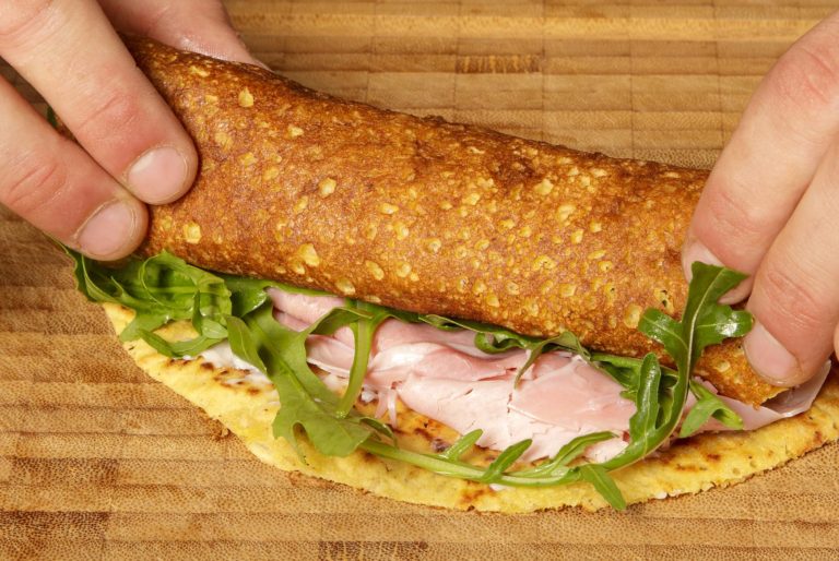 Rolls di piadina di ceci al sesamo con rucola stracchino e prosciutto