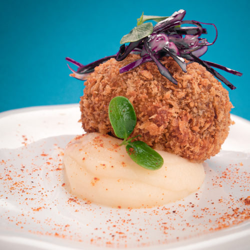 Mondeghili con crema di topinambur e cavolo viola marinato con lime