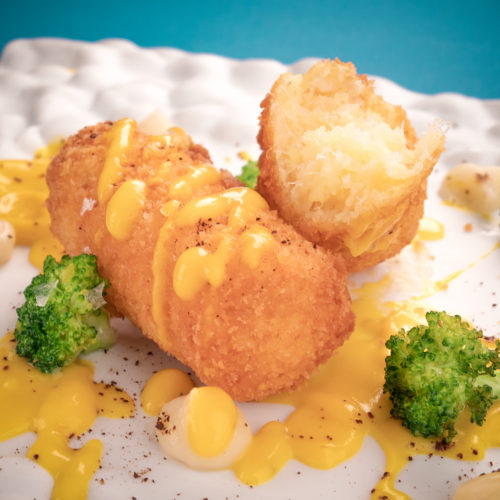 Polpette di baccalà panate con grissini, crema di carote, broccoli e sedano rapa